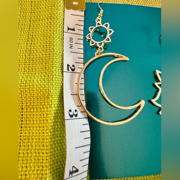 💥5/$25💥 NWOT FASHION EARRINGS ~ Gold Sun and Moon Earrings - Picture 2 of 4